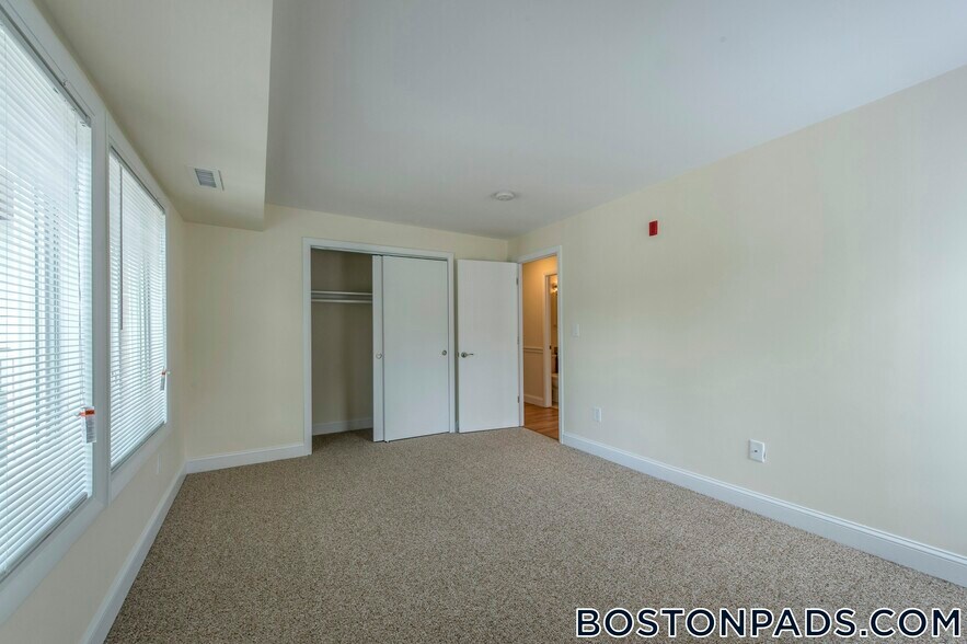 Building Photo - 8 Westgate Dr