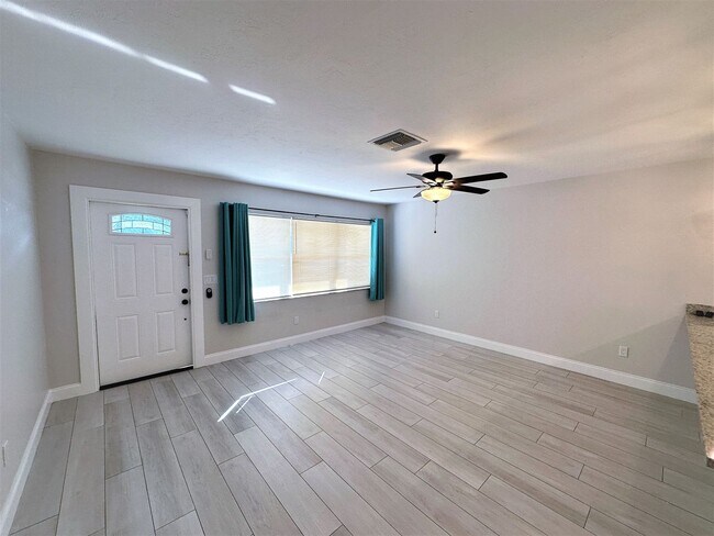 Building Photo - ** CENTRAL NAPLES ** 3 BED + DEN / 2 BATH ** GARAGE - NO HOA! ** ANNUAL RENTAL **