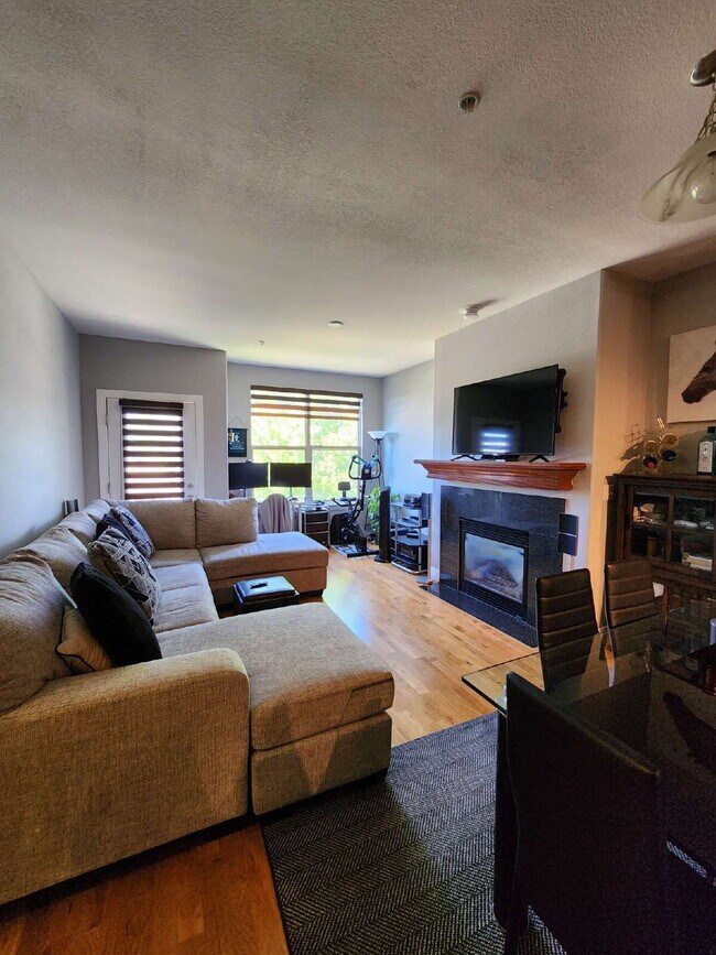 Building Photo - Beautiful Updated 2-Bedroom, 2 Full Bathroom Mid-Rise Condo Available ASAP!