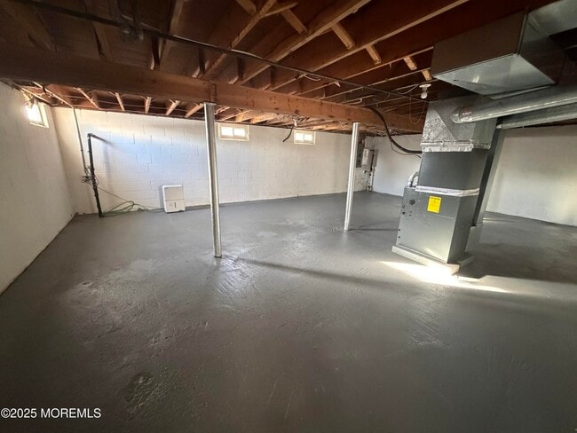 Building Photo - 550 Wall St