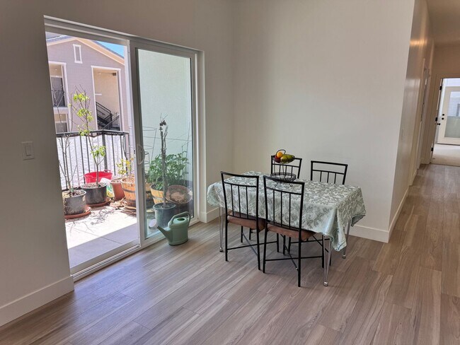 Building Photo - 3 Bed Condo In Desert Color!