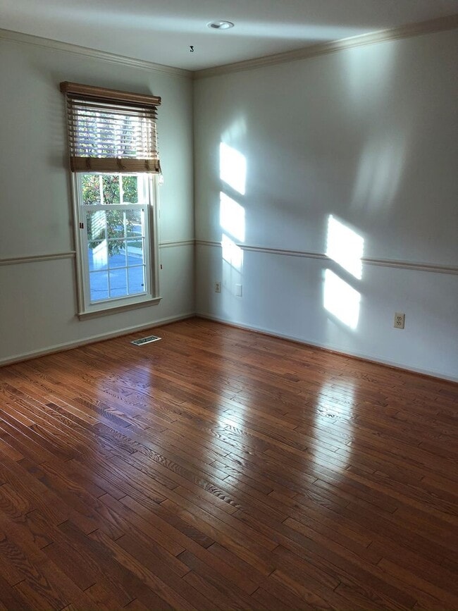 Building Photo - Spacious Townhome, Great Location!