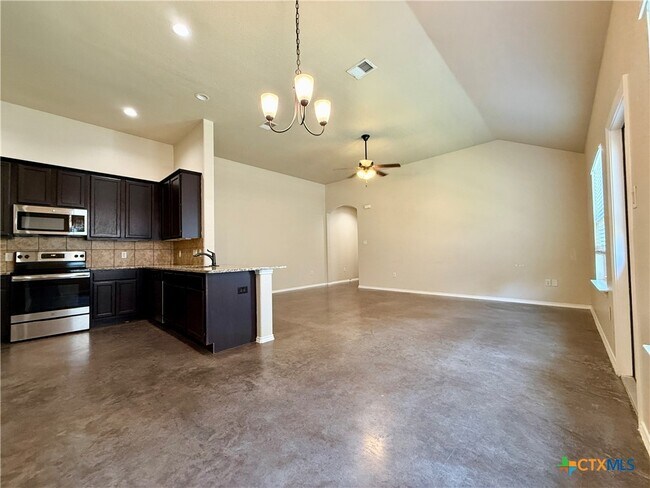 Building Photo - 424 Jack Rabbit Ln