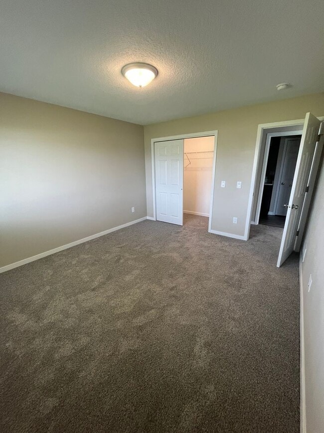 Building Photo - Spacious 4-Bedroom Home in Altoona Neighbo...