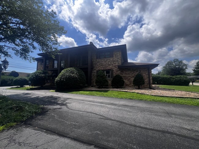 Building Photo - 516 Lincoln Ln