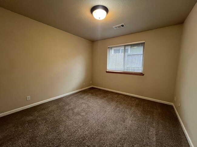 Building Photo - Three bedroom, Two bath home in Ashland.  | Available Now