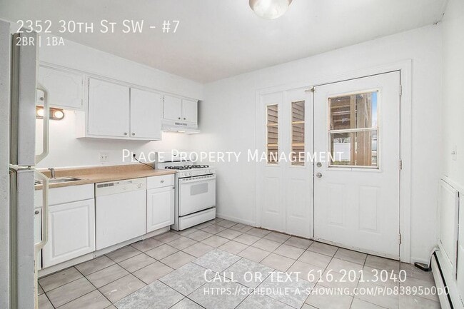 Building Photo - 2352 30th St SW #7 - 2 Bed/1 Bath Lower Ap...