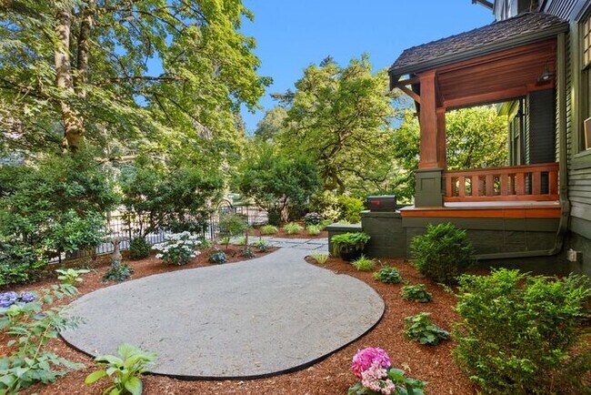 Building Photo - Stunning 1909 Craftsman w/ AC in Coveted Capitol Hill