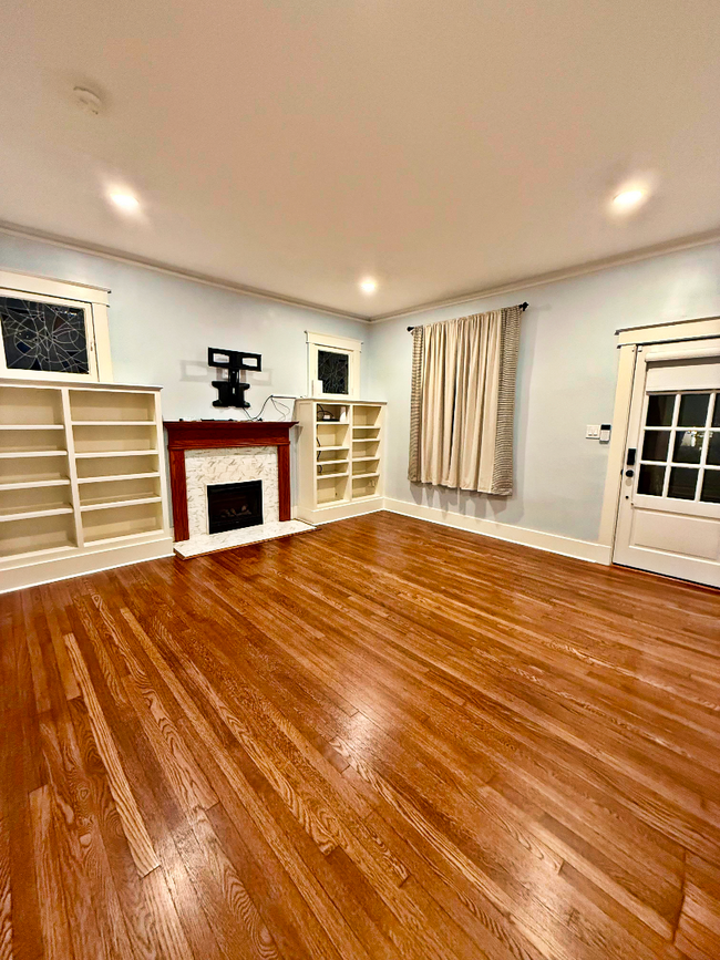 Building Photo - Beautifully Updated Historic Home in Midto...