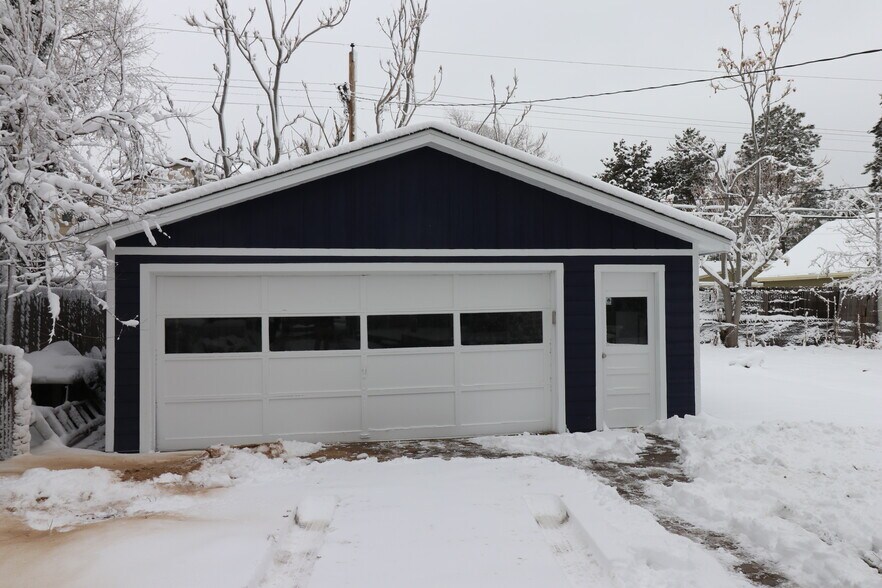 Building Photo - 3035 S Clermont Dr