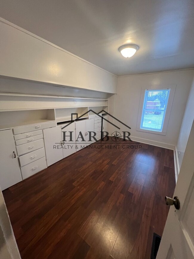 Primary Photo - Family-Friendly 3 Bedroom Home with Large ...