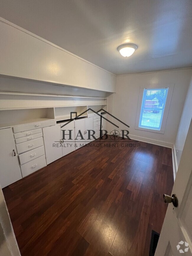 Building Photo - Family-Friendly 3 Bedroom Home with Large ...