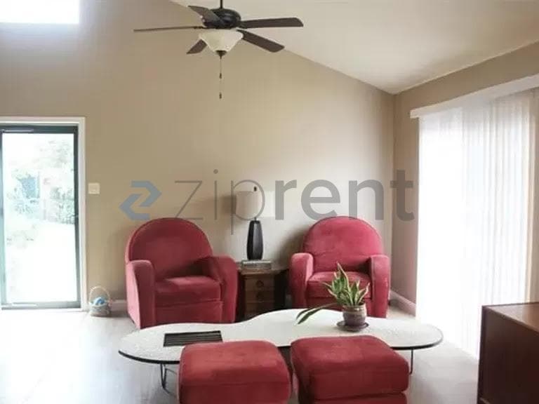 Building Photo - Unit A