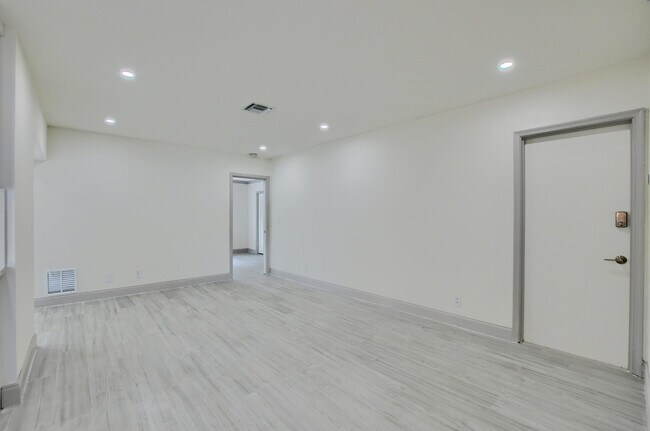 Building Photo - 800 W Camino Real