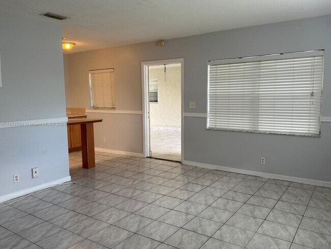 Building Photo - 1522 NE 34th Ct