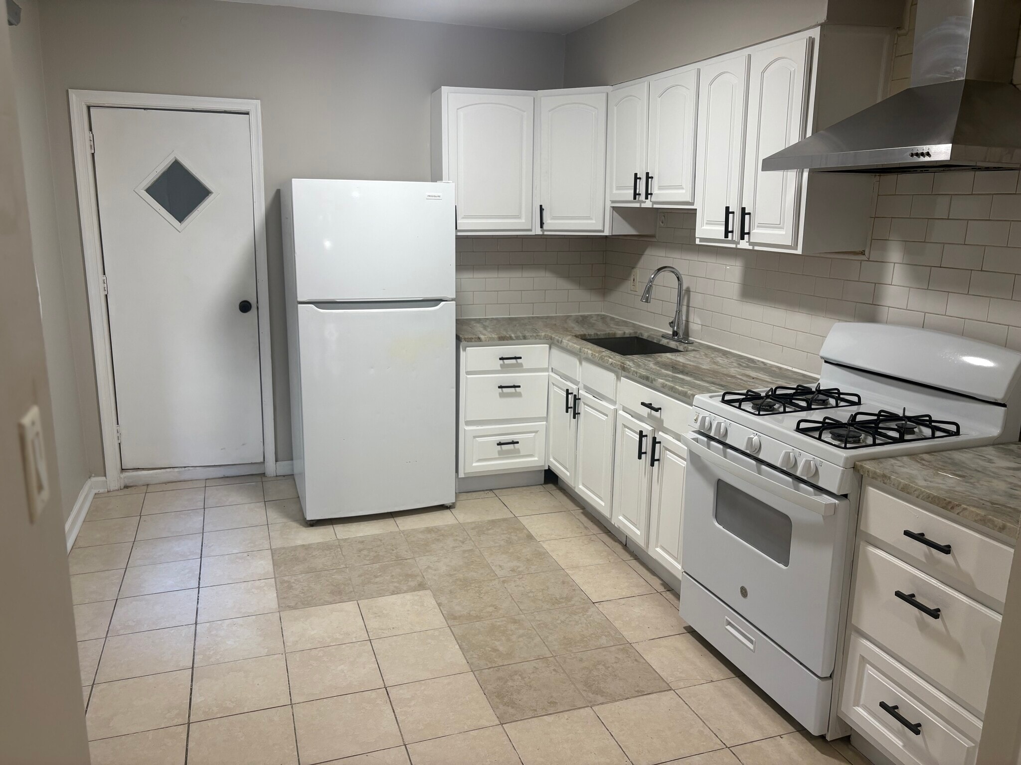 Building Photo - 5544 W Jefferson St