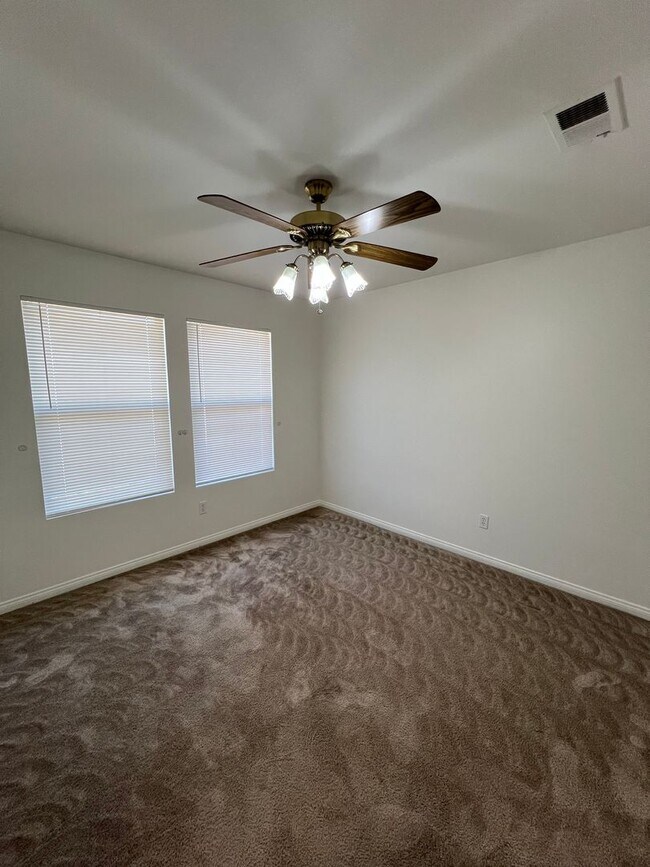 Building Photo - Cute North Bakersfield home!