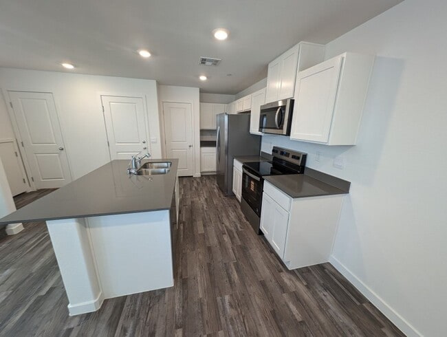 Building Photo - 924 Violet Heron St