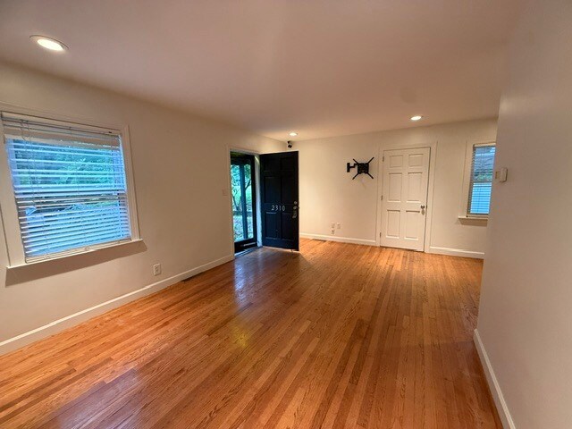 Building Photo - 2310 Fernwood Dr