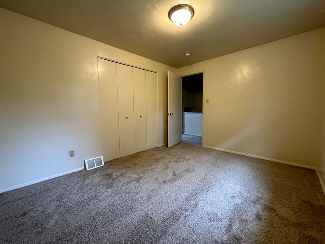 Building Photo - Wonderful Two Bedroom Townhouse in Plum! P...