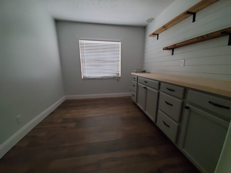 Building Photo - 820 Crenshaw Lake Rd