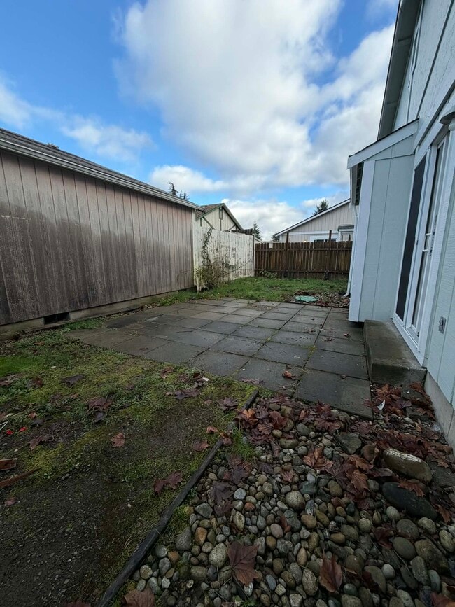 Building Photo - 725 Edelweiss Ln SE