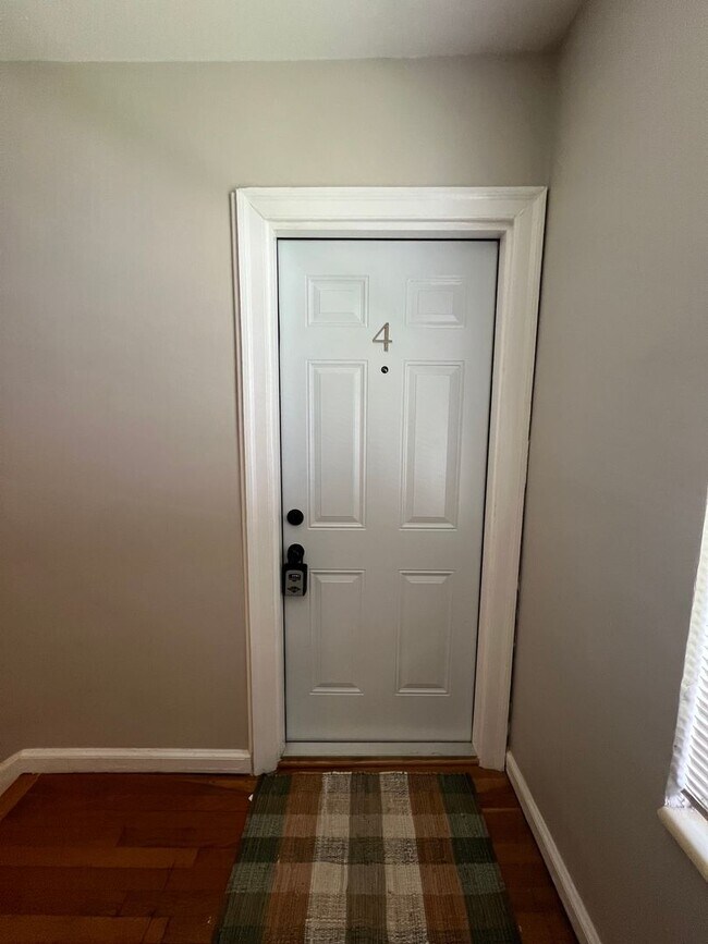 Building Photo - Beautiful renovated 1 bedroom Condo with River Views!