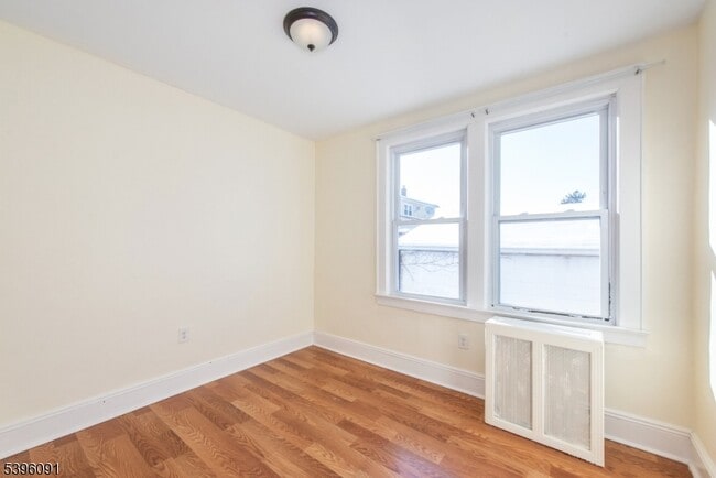 Building Photo - 11 Lewis St