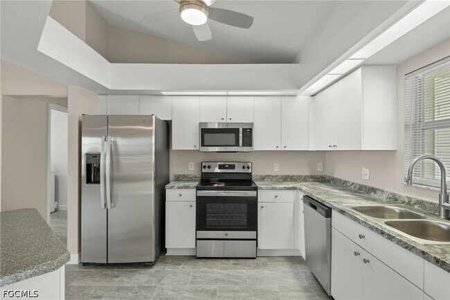 Building Photo - 3919 SW 14th Ave