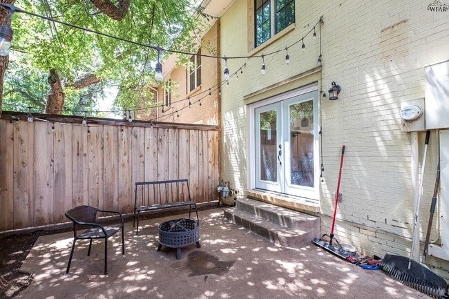 Building Photo - 2413 Lou Ln