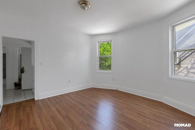 Building Photo - Spacious 4BR Apartment in Newark