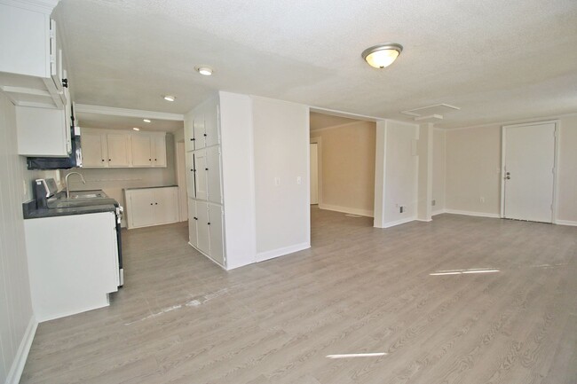 Building Photo - PRE-LEASING for 2025! 3 Bedroom, 2 Bath - ...