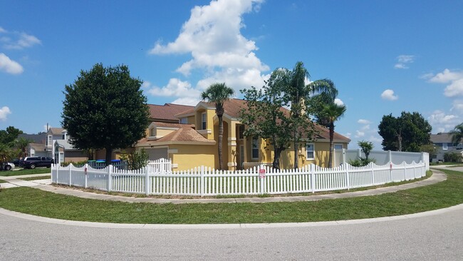 Fenced in corner home - 7438 Victoria Cir