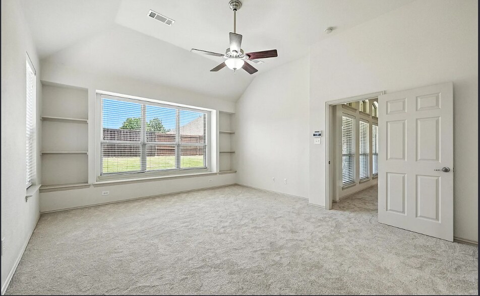 Building Photo - Room in House on Smoke Tree Dr