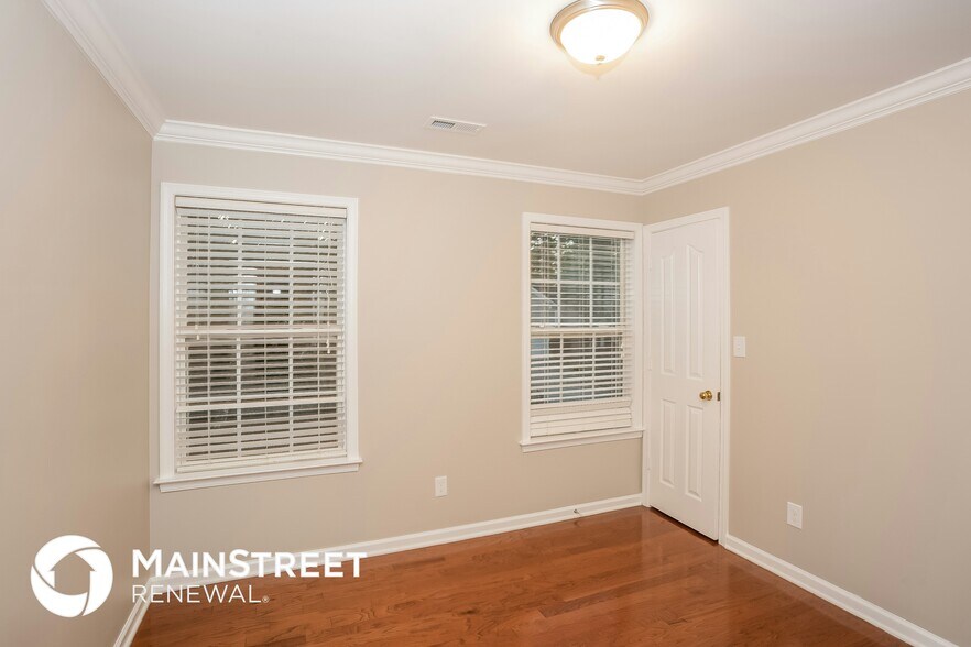 Building Photo - 8293 Chatham Oaks Dr