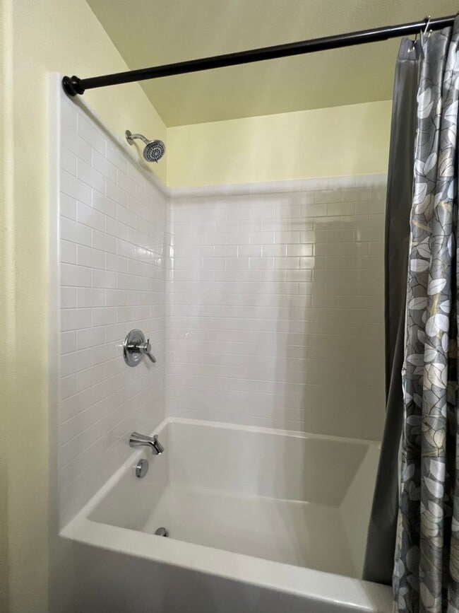Building Photo - SEASONAL FURNISHED RENTAL