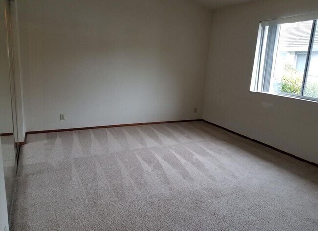 Building Photo - Charming 2BD/2BA Townhouse in Desirable Du...