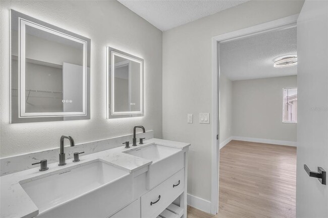 Building Photo - 5235 Vineland Rd