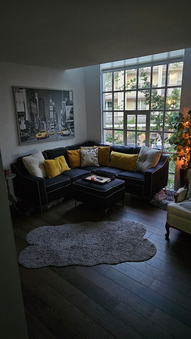 Building Photo - 415 W 7th St