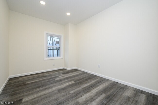 Building Photo - 287 Orange St