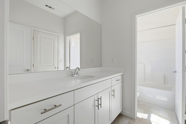 Building Photo - 4 Bedroom Townhome for rent In Murrieta