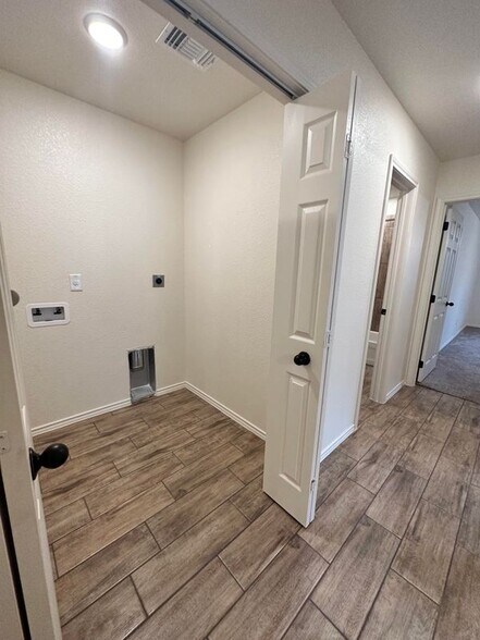 Building Photo - 2425 Alterman Dr
