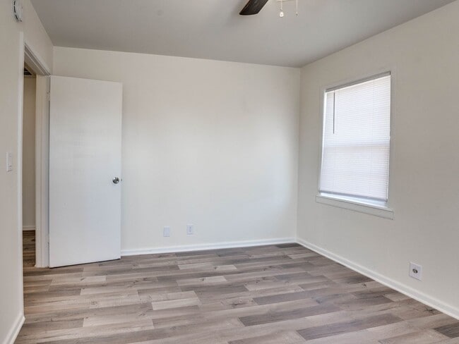 Building Photo - 2 Bedroom, 1 Bath Home in Shawnee!