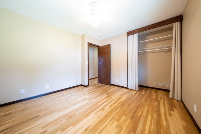 Building Photo - 13784 Fairlawn Ave