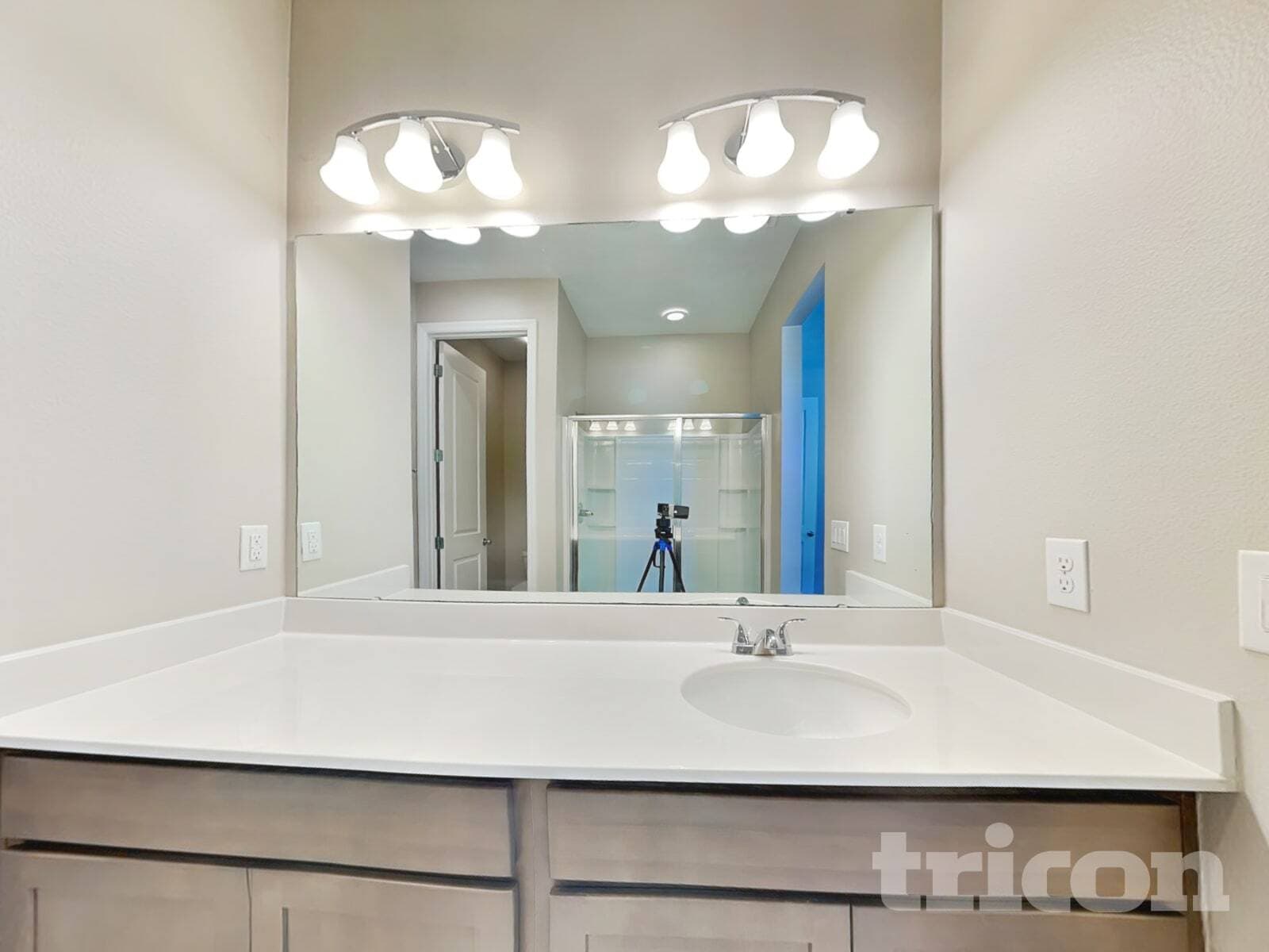 Building Photo - 676 Meadow Pointe Dr