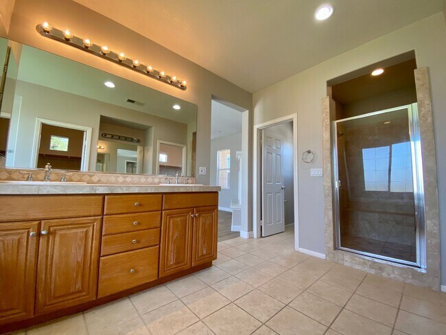 Building Photo - Executive 5 BR Home With Pool RV Parking H...