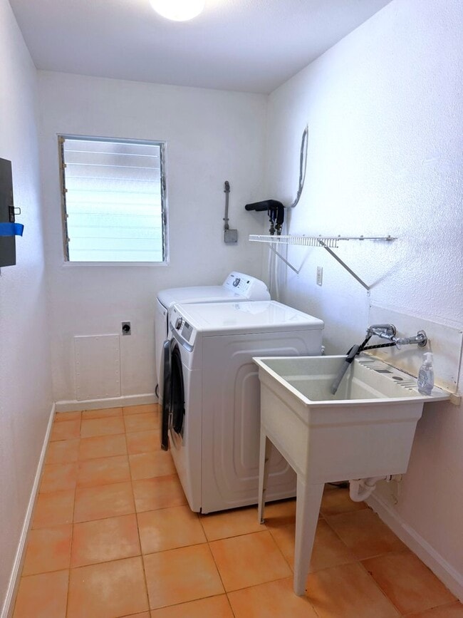 Building Photo - Newtown - Upgraded 3 bedroom, 2 bath singl...