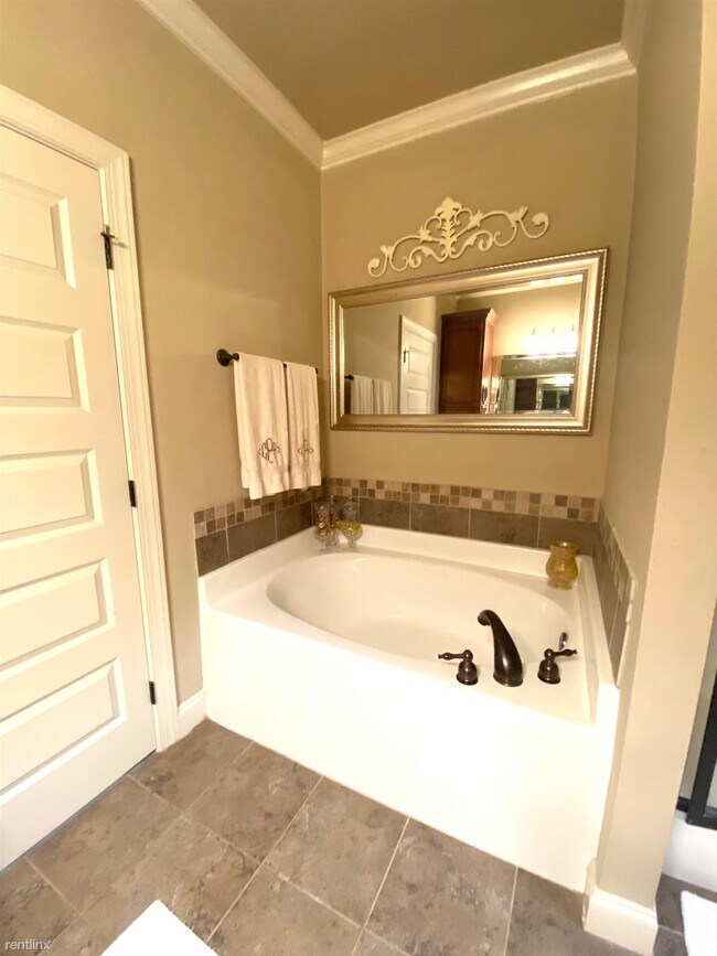 Building Photo - 3 br, 2.5 bath Townhome - 4618 Cotswold Lane