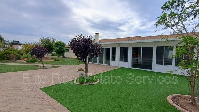 Building Photo - 255 Camino Del Cerro Grande