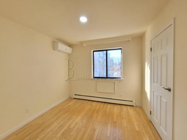 Building Photo - 4 bedroom in ASTORIA NY 11102